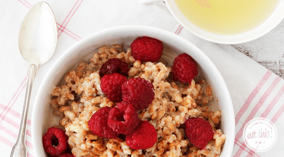 Kokos Farro mit Kardamom und Himbeeren