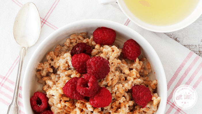 Rezept: Kokos Farro mit Kardamom und Himbeeren