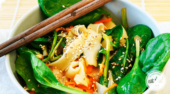 Asia-Reisnudel-Salat mit frischem Babyspinat