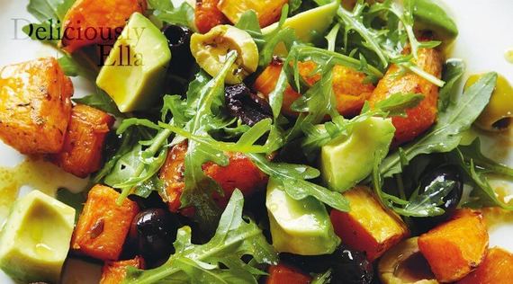 Rezept: Rucolasalat mit Kürbis, Oliven und Avocado