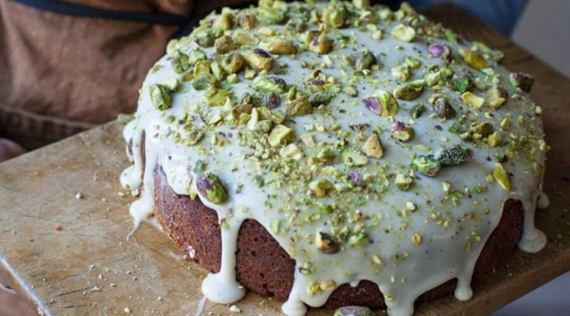 Anna Jones: Pistazienkuchen mit Holunderblüten