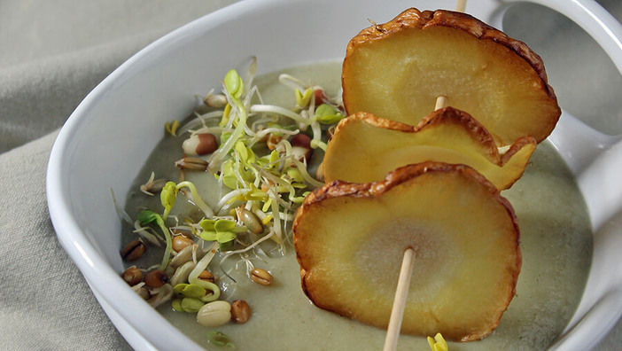 Topinambursuppe mit Pastinakenchips und Sprossen