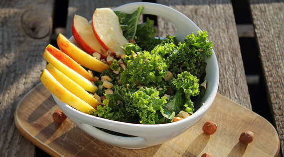Rezept: Apfel-Grünkohl-Salat mit Haselnüssen