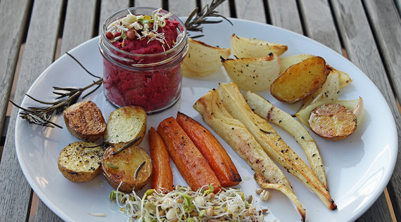 Rezept: Winter-Ofengemüse mit Hummus und Sprossen