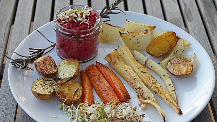 Rezept: Winter-Ofengemüse mit Hummus und Sprossen