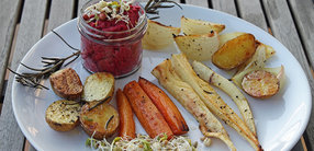 Rezept: Winter-Ofengemüse mit Hummus und Sprossen