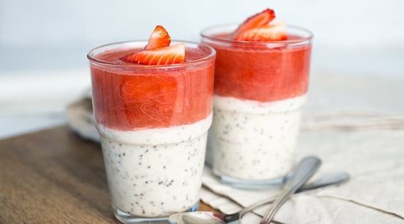 Chia Pudding mit Rhabarber Kompott