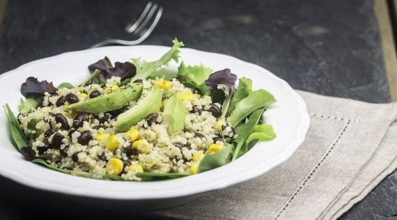 Herzhafter Quinoa Salat mit Tomaten & Kidneybohnen