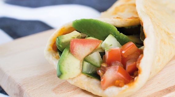 Dinkelwraps mit Avocado und Paprika Aufstrich