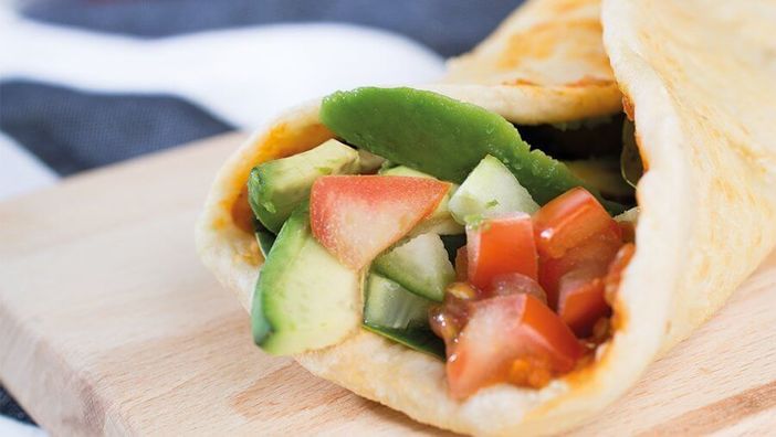 Dinkelwraps mit Avocado und Paprika Aufstrich