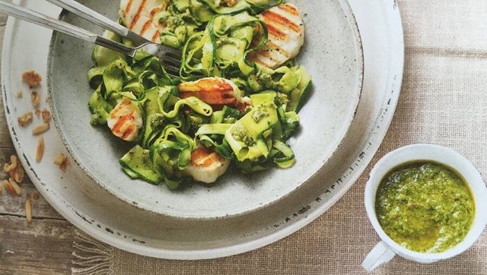 Halloumi mit Zucchini Pesto Nudeln