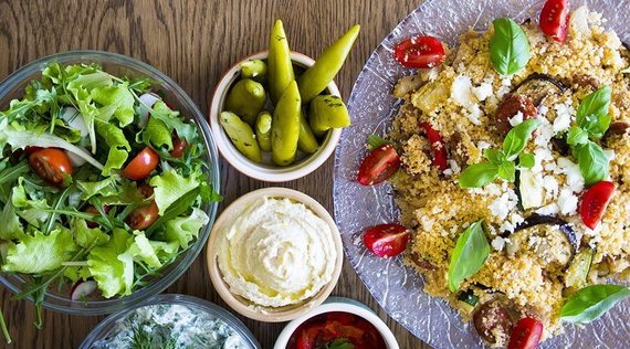 Bunter Couscous-Salat mit gebackener Aubergine
