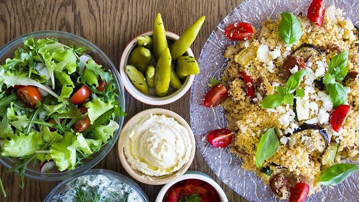 Bunter Couscous-Salat mit gebackener Aubergine