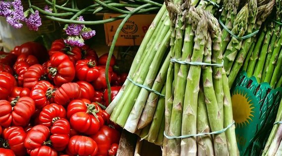 Grüner Spargel Salat mit Kirschtomaten