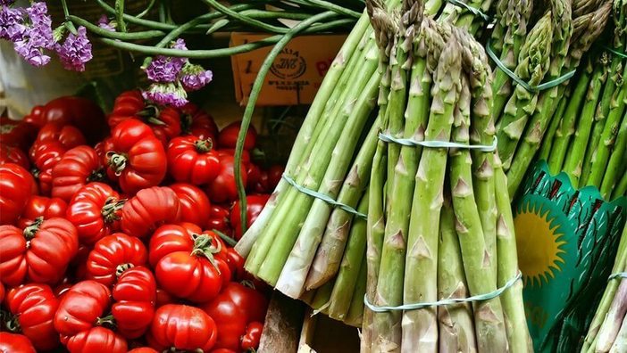 Grüner Spargel Salat mit Kirschtomaten