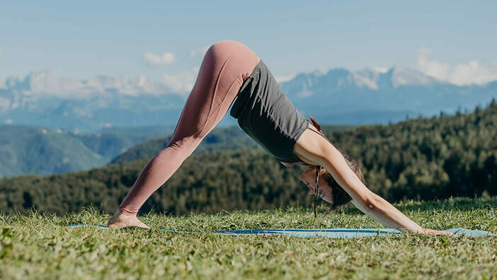 Herabschauender Hund: Yoga gegen Spannungskopfschmerzen
