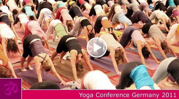 Bryan Kest macht Oma-Yoga