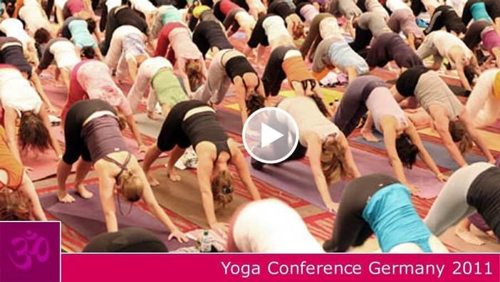 Bryan Kest macht Oma-Yoga