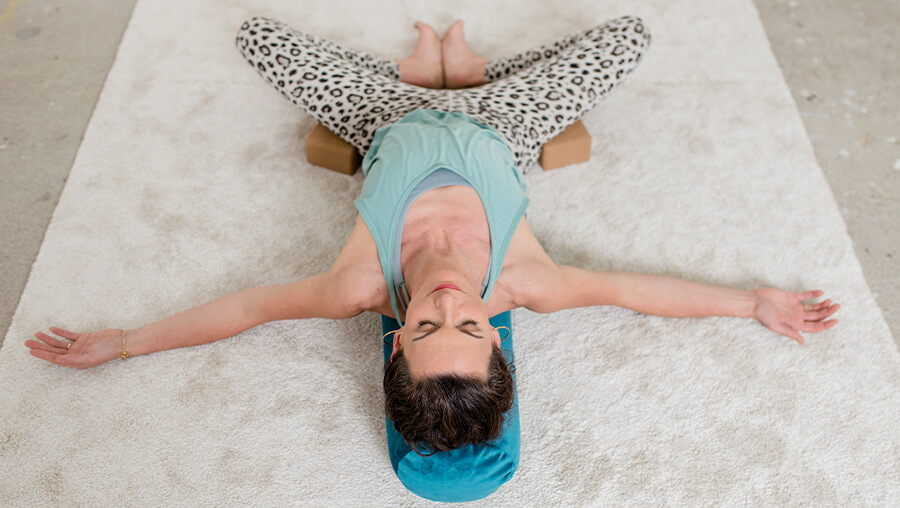Yoga-Übung Supta Baddha Konasasana