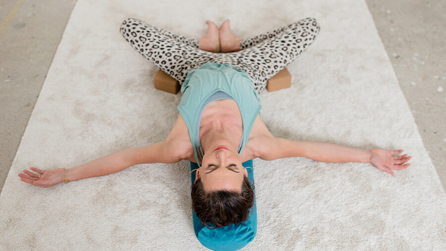 Baddha Konasana Schmetterling regeneratives Yoga Bolster