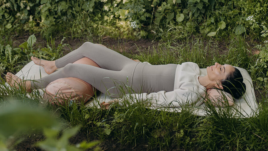 Savasana Totenstellung regeneratives Yoga Bolster