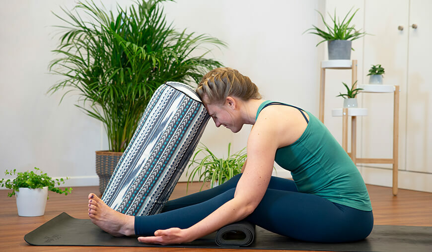 Paschimottanasana – Yin-Variante mit Bolster (Raupe)