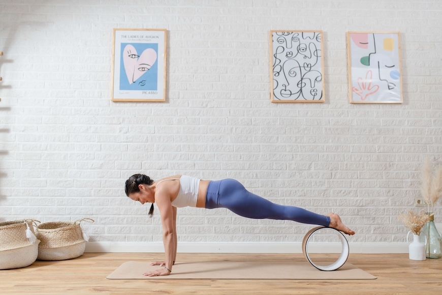 Chaturanga / Plank mit dem Yoga Wheel