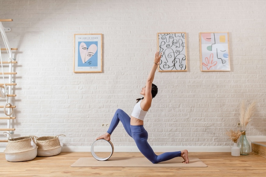 Anjaneyasana mit Yoga Wheel
