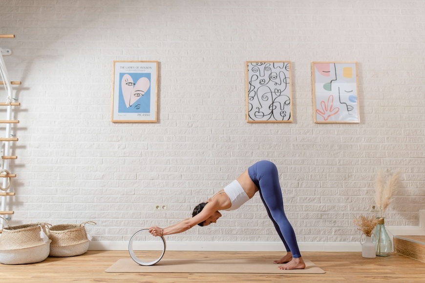 Herabschauender Hund mit dem Yoga Wheel