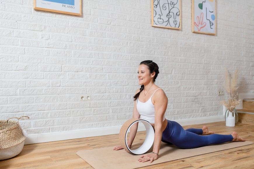 Kobra mit dem Yoga Wheel