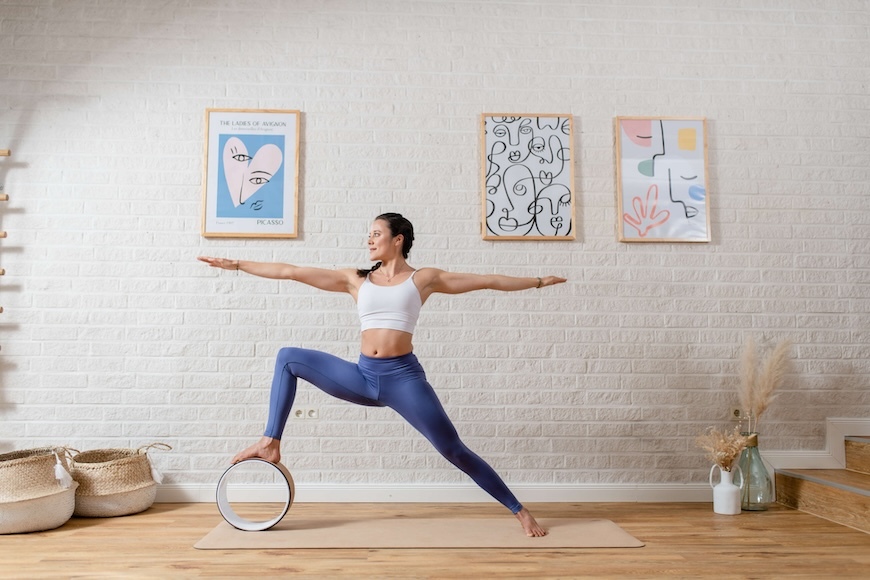 Krieger II mit dem Yoga Wheel