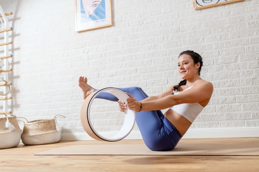 Navasana mit Twist und Yoga Wheel
