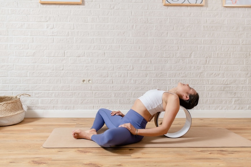 Supta Bhadda Konasana mit dem Yoga Wheel