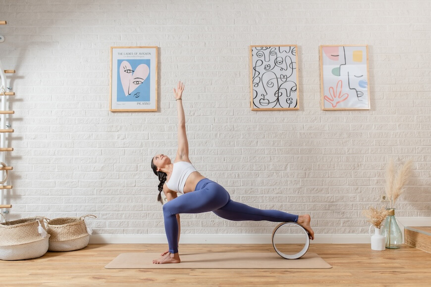 Gedrehter Winkel mit den Yoga Wheel