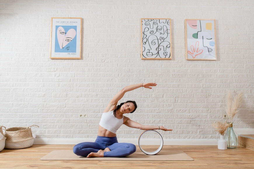 Seitdehnung im Sitzen mit dem Yoga Wheel