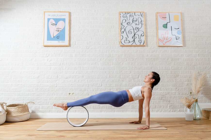Tisch mit dem Yoga Wheel
