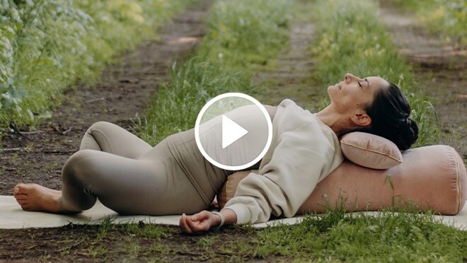 Yin Yoga mit Bolster – mit Nina Heitmann