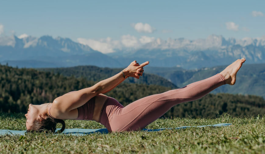 Matsyasana mit gehobenen Armen und Beinen