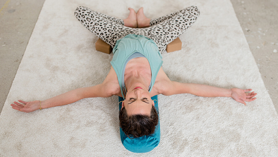 Supta Baddha Konasana der liegende Schmetterling