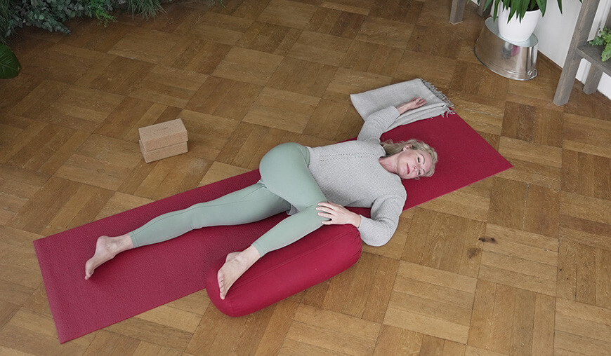 Yin Yoga Twist liegend Variante 2