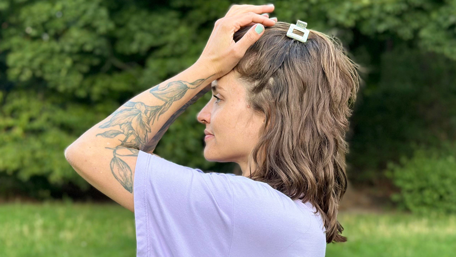 Stärkung der vorderen Nackenmuskulatur: Stirn in die Hände schieben