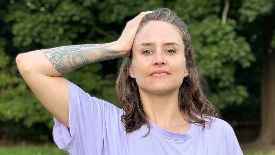 Stärkung der seitlichen Nackenmuskulatur: Hand seitlich am Kopf