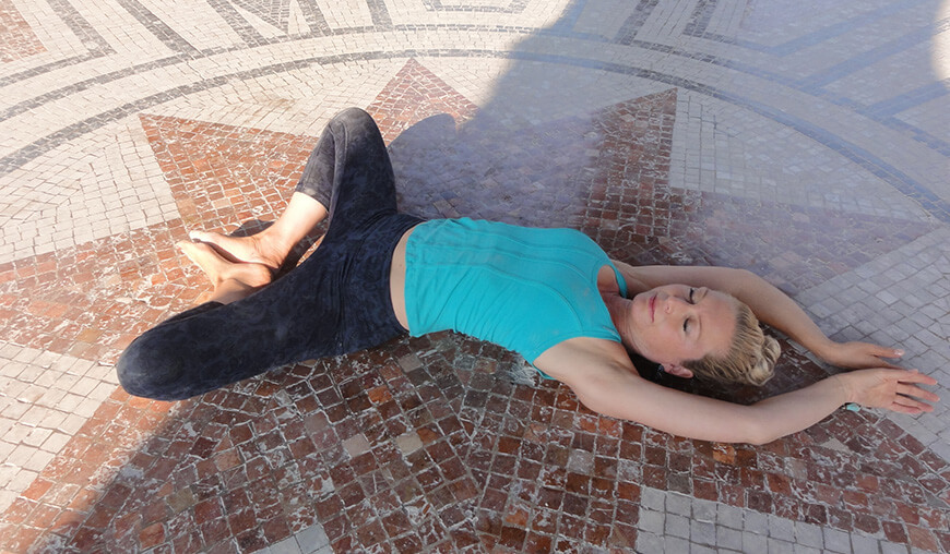 Frau übt Yin Yoga Übung liegender Schmetterling liegender Schmetterling Yin Yoga Übung Tanja Seehofer