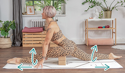 Spagat mit Block Hanumanasana