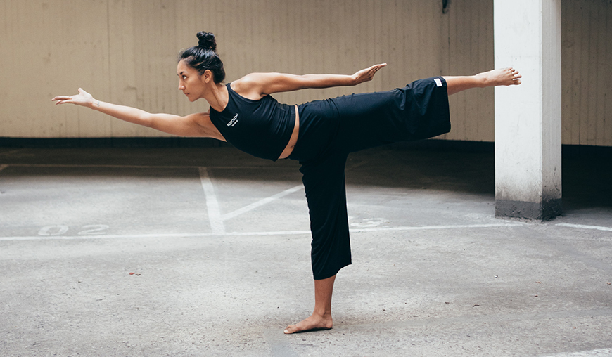 Frau übt Budokon Budokon Flying Warrior