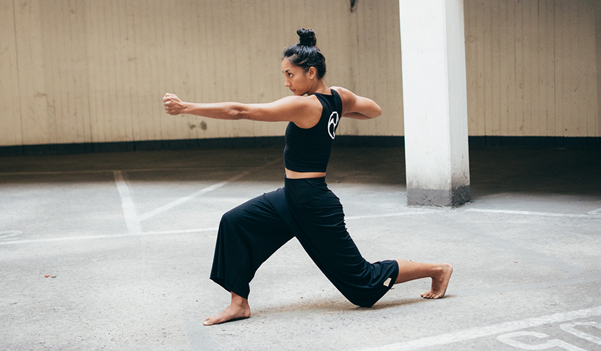 Frau übt Budokon Budokon Krieger