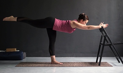 virabhadrasana c krieger 3 hilfsmaterial stuhl