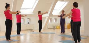 Yogakurs für Anfänger:innen – Die Schultern kräftigen (Teil 8 von 10)