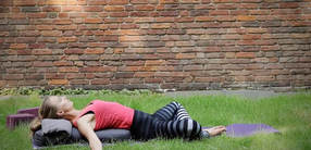 Im Körper ankommen: Sanftes Abend-Yoga