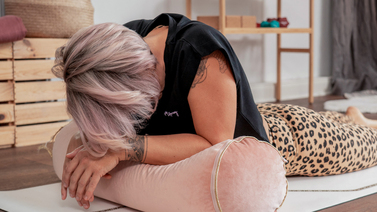 Lucie Beyer Yin-Yoga-Sequenz zur Regeneration & Integration